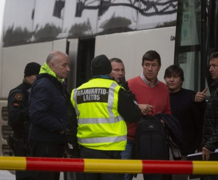 Finnish border guard speaks with Russians at the Vaalimaa border check point between Finland and Russia in Virolahti, Finland September 30, 2022.