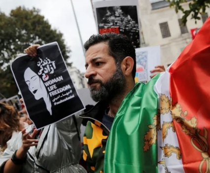 Demonstrators attend a protest in support of Iranian women and against the death of Mahsa Amini, near the Iranian consulate in Istanbul, Turkey November 7, 2022