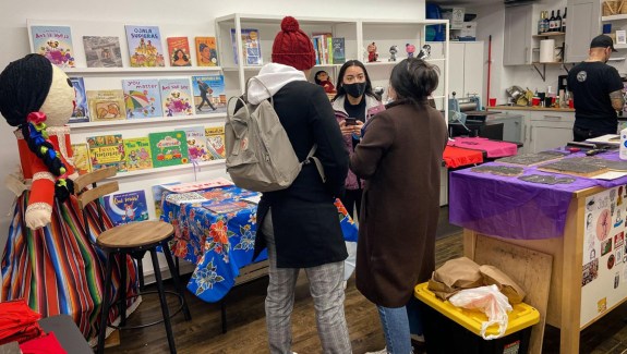 Borderless Magazine Field Canvasser Angie Lopez speaks to community members in Chicago on April 17, 2022.