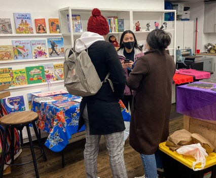 Borderless Magazine Field Canvasser Angie Lopez speaks to community members in Chicago on April 17, 2022.