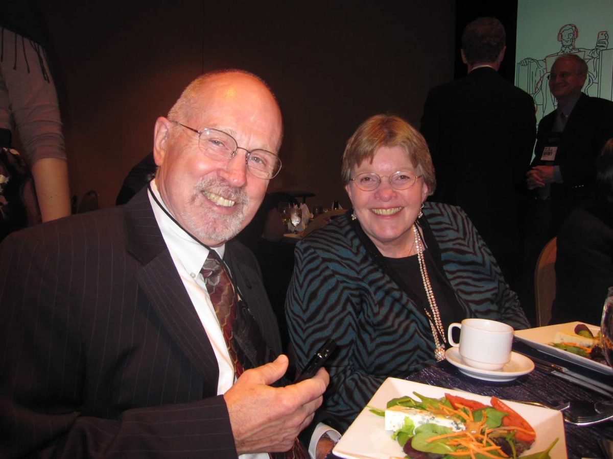 Doug Feaver and Janice Castro sit at a table at the 2010 ONA conference.